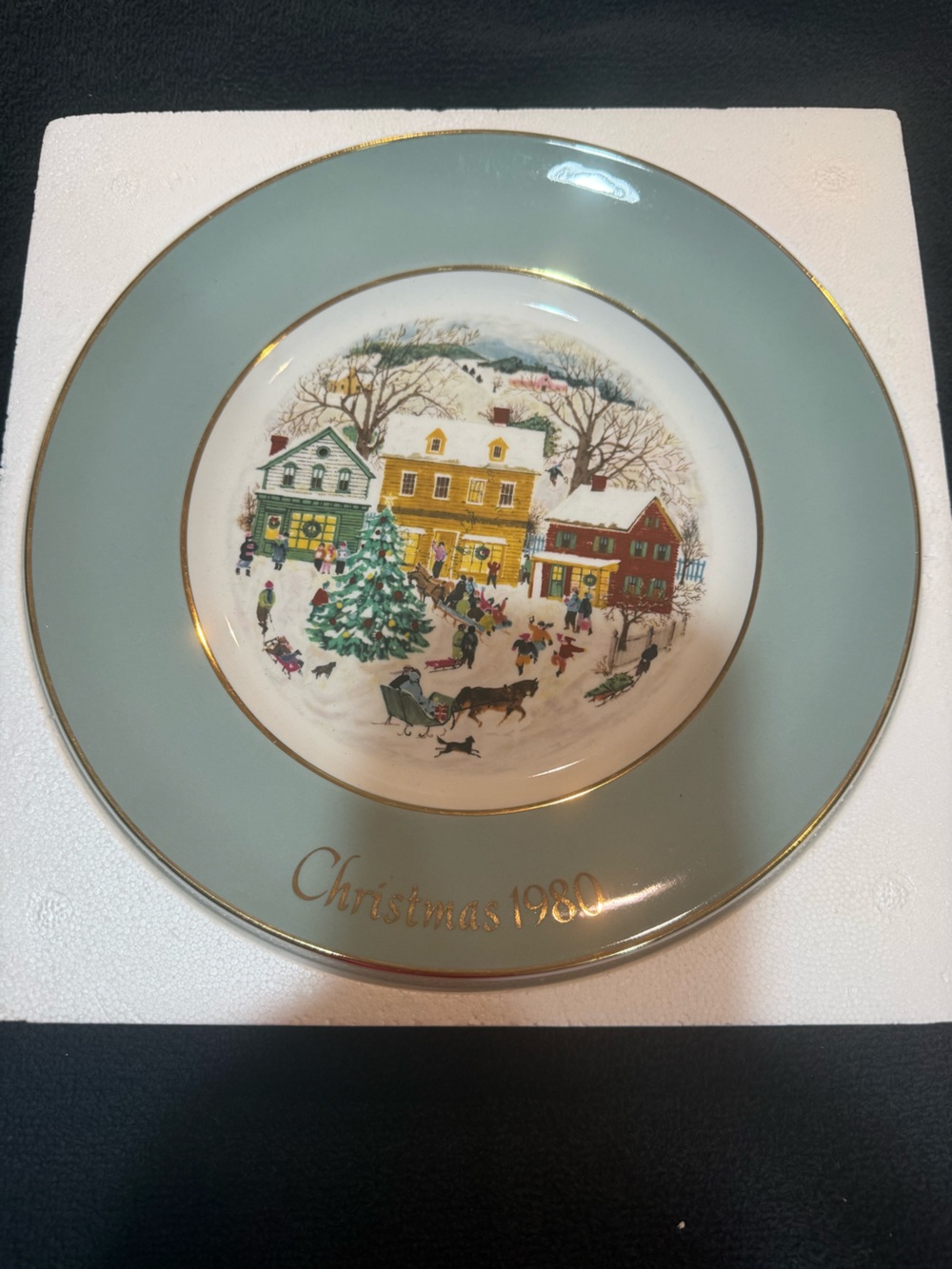 Vintage 1980 Avon Christmas Collectors Plate - “Country Christmas”